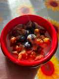 Merenda yogurt, banana, mirtilli, granola e nocciolata