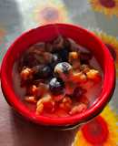 Merenda yogurt, banana, mirtilli, granola e nocciolata