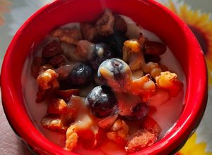 Foto di Merenda yogurt, banana, mirtilli, granola e nocciolata