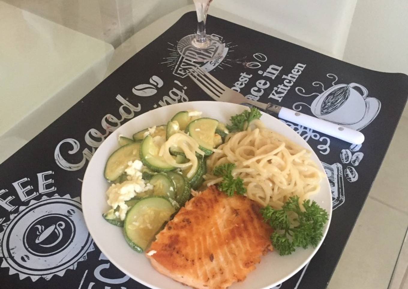 Salmón a la plancha y calabacitas con queso panela