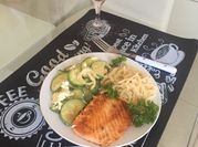 Una foto de guarniciones salmón plancha