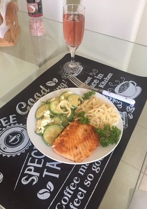 Una foto de Salmón a la plancha y calabacitas con queso panela