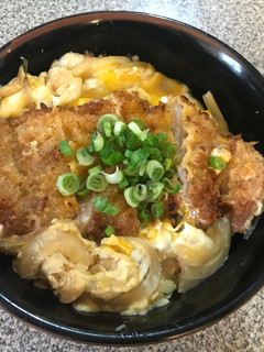 Una foto de Katsudon ~Tazón de Cerdo Empanizado Estilo Japonés~