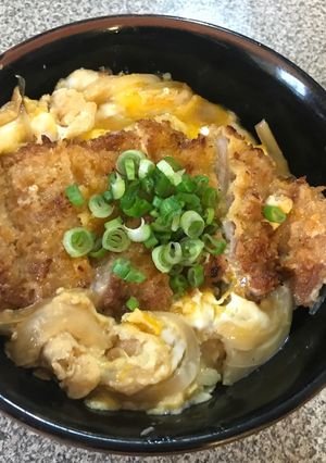 Una foto de Katsudon ~Tazón de Cerdo Empanizado Estilo Japonés~