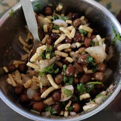 A picture of Aloo chana bhel.