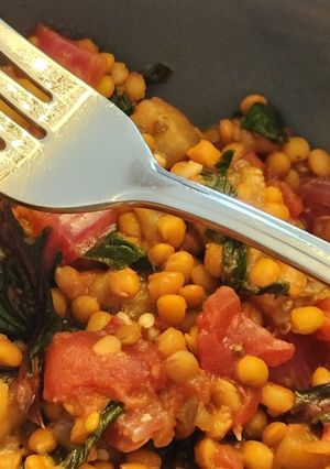 Une photo de Plat d'aubergines à la bette à carde et aux lentilles