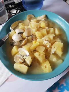 Una foto de Papas guisadas con almejas y bacalao