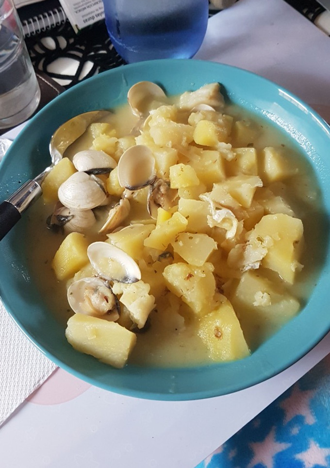 Una foto de Papas guisadas con almejas y bacalao