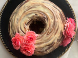 Tarta rellena de crema de almendras y cobertura de chocolates