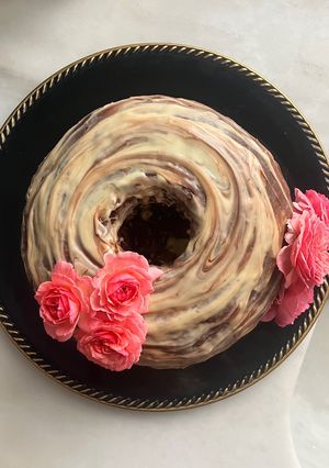 Una foto de Tarta rellena de crema de almendras y cobertura de chocolates
