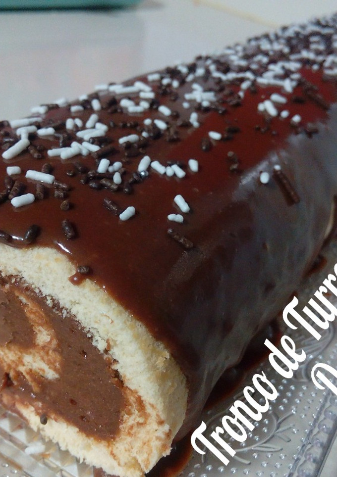 Una foto de Tronco de turrón y chocolate