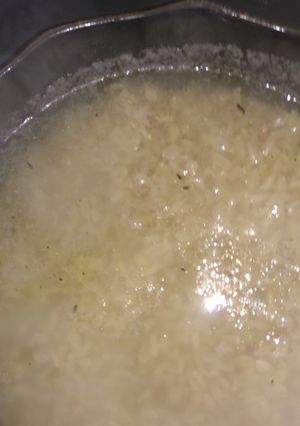 Una foto de Sopa vegana de 🍚 integral y trigo, especiada 🌘🕦☀️