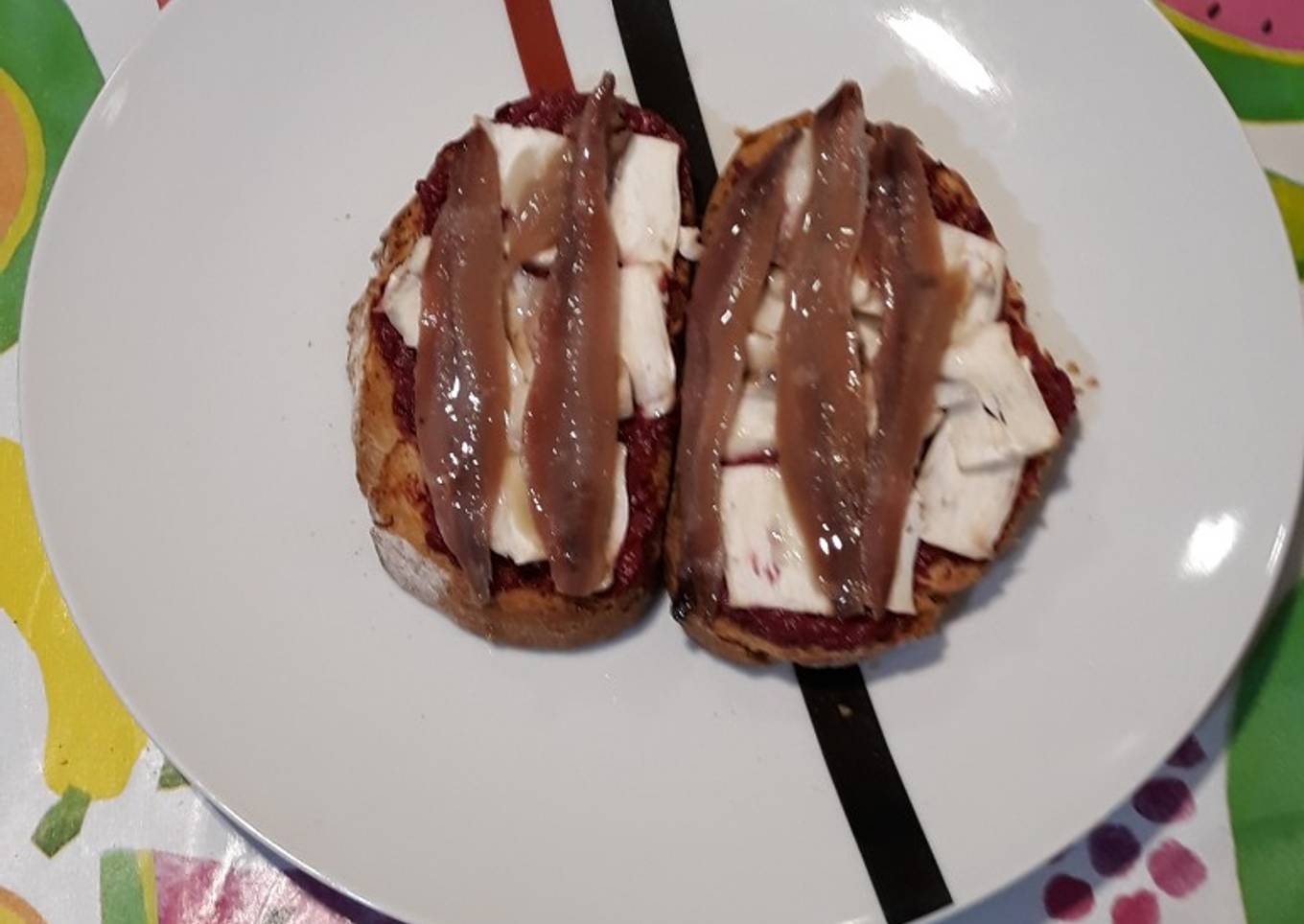 Tostadas con paté de aguacate & remolacha, champiñones y anchoas