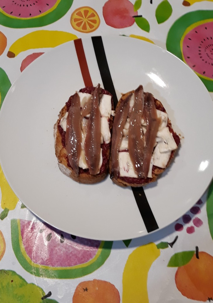 Una foto de Tostadas con paté de aguacate & remolacha, champiñones y anchoas