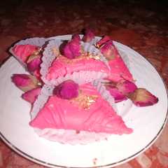 Una foto de Samsa with pastry sheets stuffed with almonds