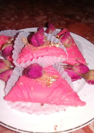 A picture of Samsa with pastry sheets stuffed with almonds.