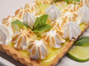 Une photo de cocktail avec menthe