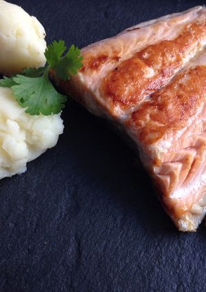Una foto de Salmón con salsa de mango y cilantro