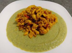 Foto di Straccetti di tacchino alla curcuma e semi di papavero con bacche di goji, su crema di broccoli