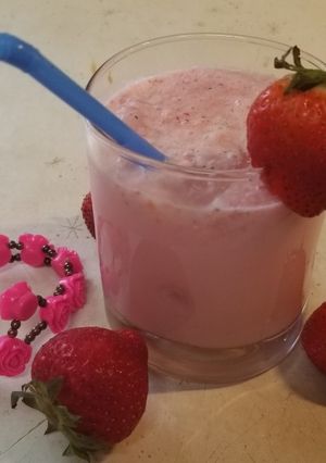 A picture of Strawberry RoohAfzza Milk Shake.