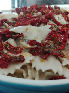 Una foto de Pasta formaggio con alcachofas y jitomate deshidratado