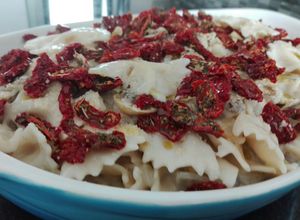 Una foto de Pasta formaggio con alcachofas y jitomate deshidratado