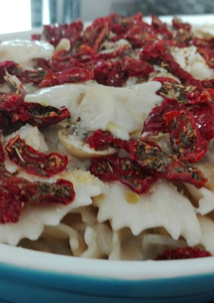 Una foto de Pasta formaggio con alcachofas y jitomate deshidratado