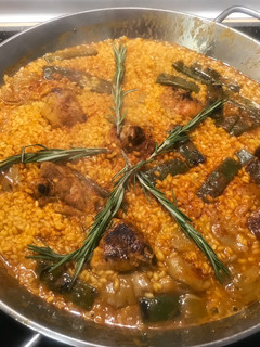 Una foto de Paella semi valenciana