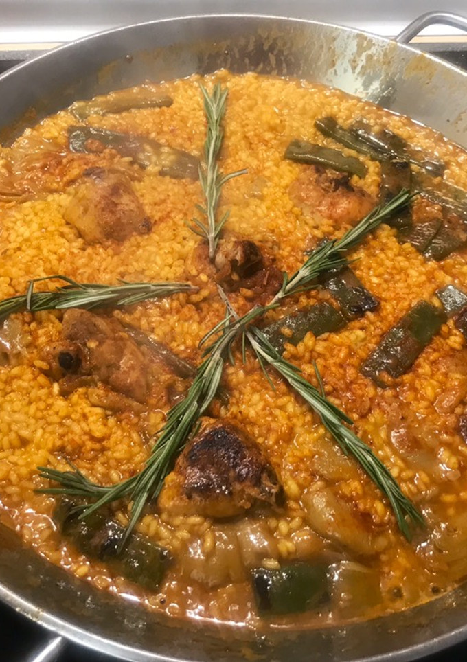 Una foto de Paella semi valenciana