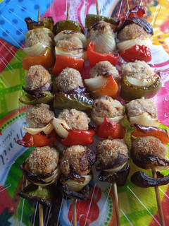 Una foto de Brochetes de carne picada con cebolla, morrón rojo y verde