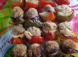 Una foto de Brochetes de carne picada con cebolla, morrón rojo y verde