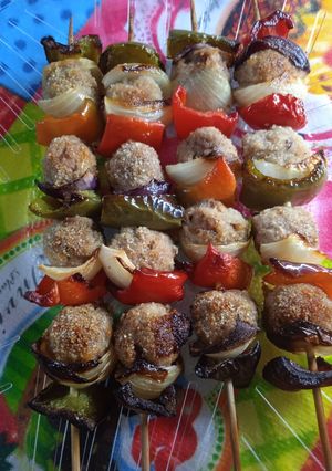 Una foto de Brochetes de carne picada con cebolla, morrón rojo y verde