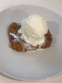 Una foto de Torrijas con helado de leche merengada