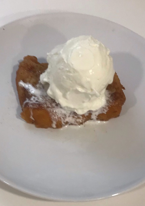 Una foto de Torrijas con helado de leche merengada