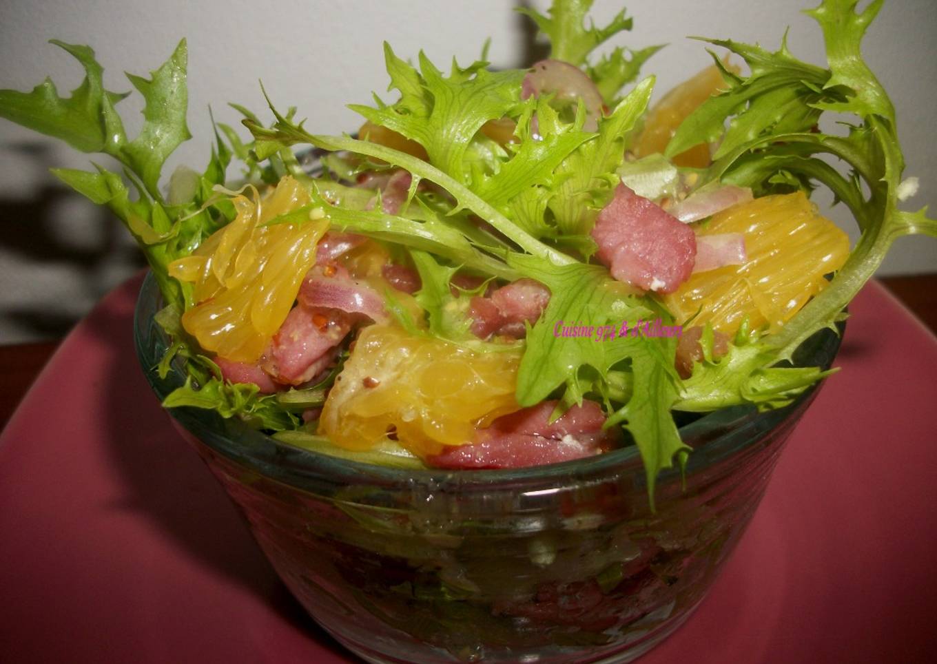 Salade frisée (chicorée) à l'orange & aux Lardons, vinaigrette à la moutarde à l'ancienne