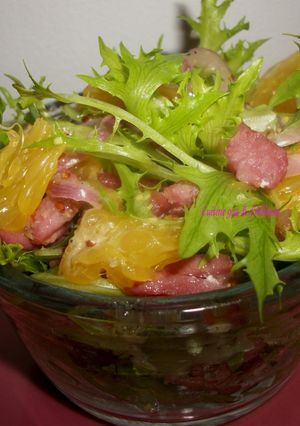 Une photo de Salade frisée (chicorée) à l'orange & aux Lardons, vinaigrette à la moutarde à l'ancienne