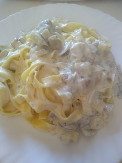Una foto de Pasta fresca con champiñones y nata