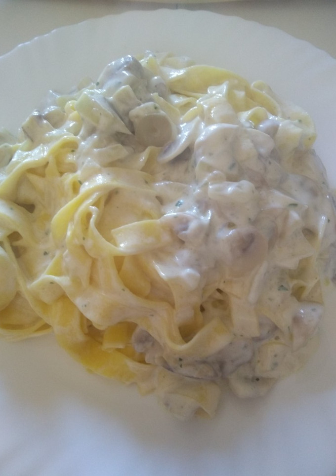 Una foto de Pasta fresca con champiñones y nata