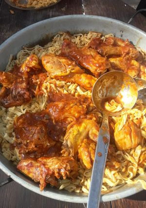 Una foto de Tallarines al huevo con pollo al disco