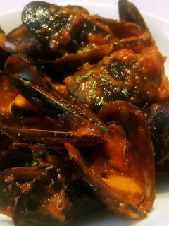 Una foto de Mejillones con salsa de tomate