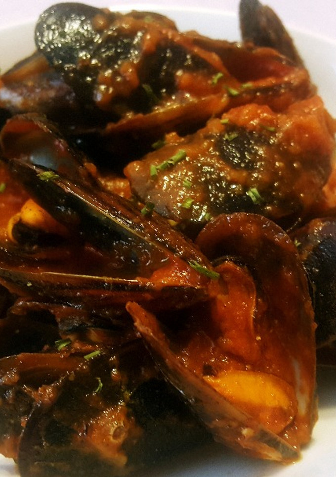 Una foto de Mejillones con salsa de tomate