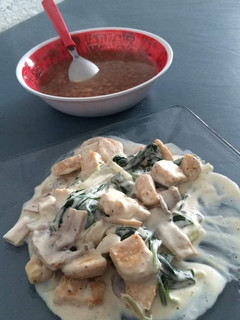 Una foto de Pollo en crema de espinacas y champiñones