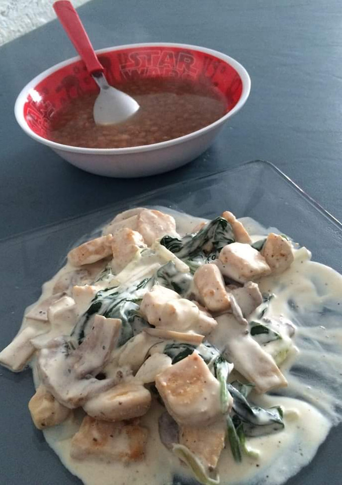 Una foto de Pollo en crema de espinacas y champiñones