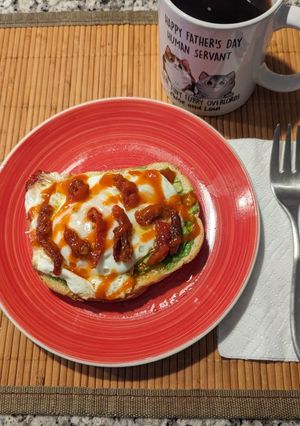 Una foto de Tostada con huevo, aguacate y siracha