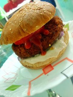 आलू टिक्की बर्गर(Aloo Tikki Burger recipe in hindi) रेसिपी मुख्य फोटो