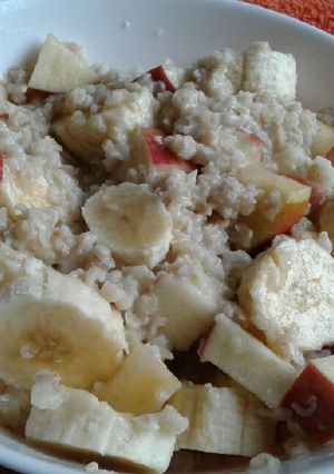 A picture of Apple/banana oats.