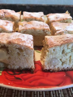 Una foto de Brownie blanco con nueces de macadamia