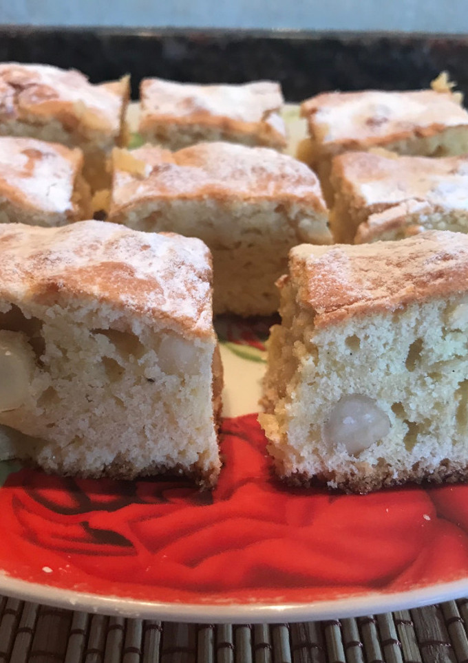 Una foto de Brownie blanco con nueces de macadamia