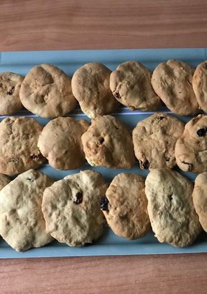 Una foto de Galletas sin huevo, con pasas y limón