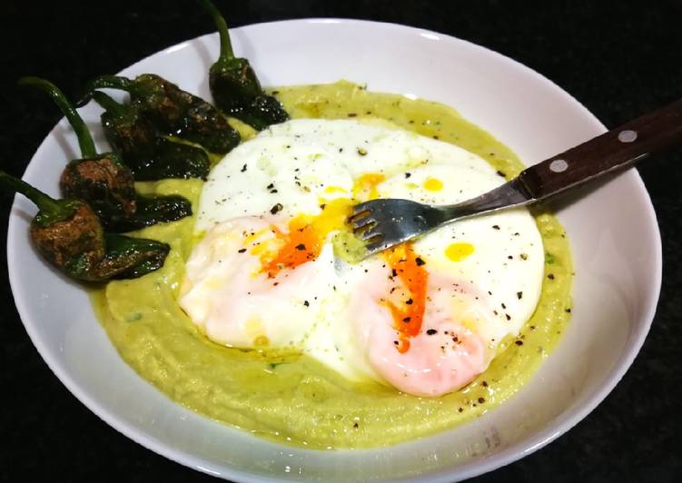 Huevos fritos sobre puré de guisantes secos
